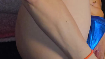 Thin milf fists herself
