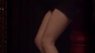 Japonesa dança em boate no Japão
