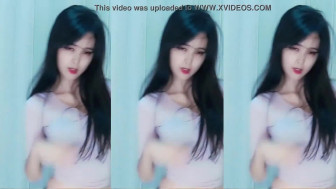 Gái Trung Quốc nhảy mái nhà đang cháy
